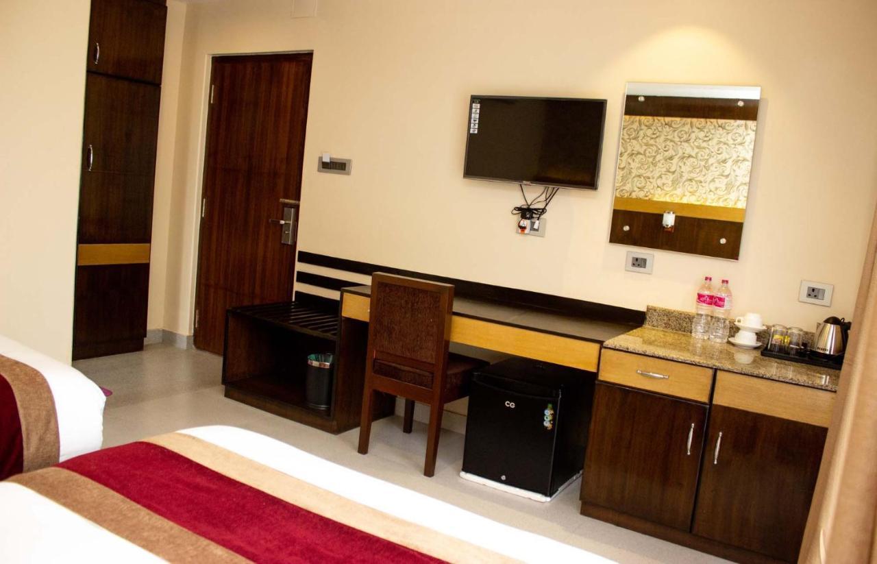 Hotel Silverline Pokhara Dış mekan fotoğraf