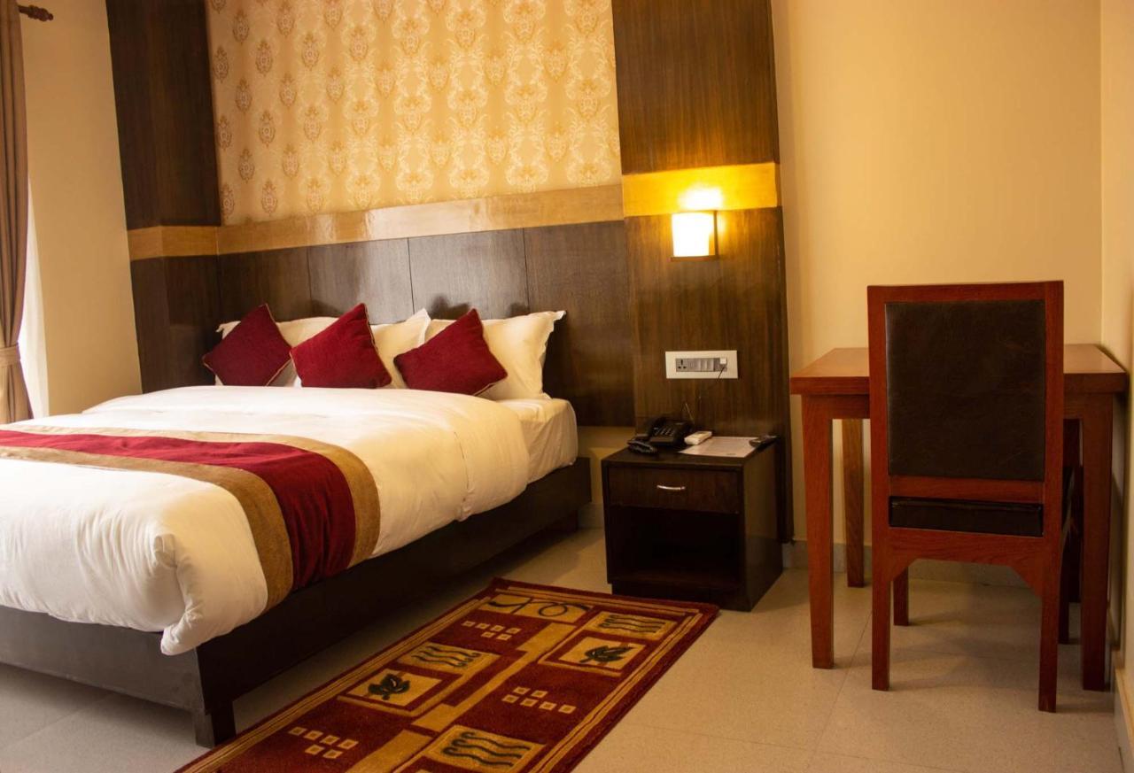 Hotel Silverline Pokhara Dış mekan fotoğraf